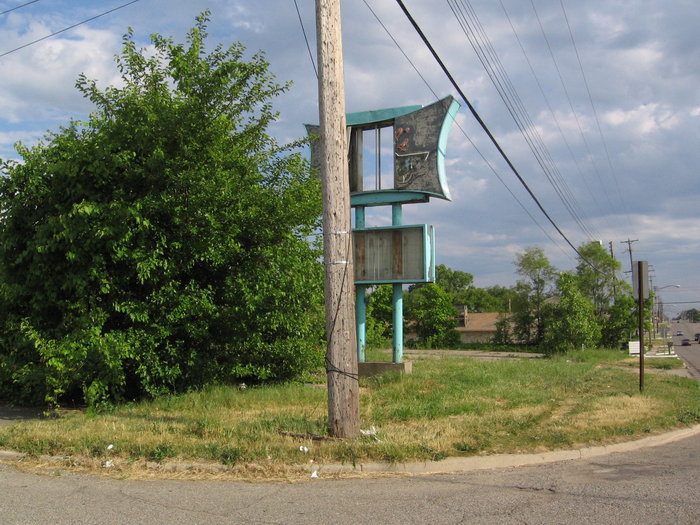 Wallis Drive-In - Wallis North - 5414 N Saginaw (newer photo)